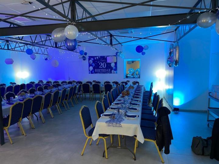 Nous disposons d’une salle chaleureuse, conviviale et moderne idéalement agencée